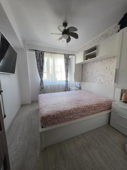 Apartament cu 3 camere decomandat în Roșu