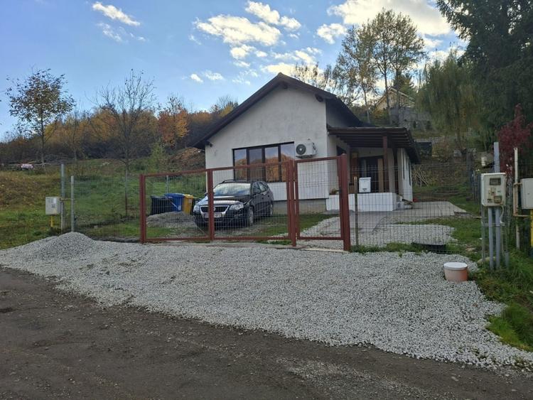 Casă individuală cu 3 camere cu Canalizare în Exterior Sud
