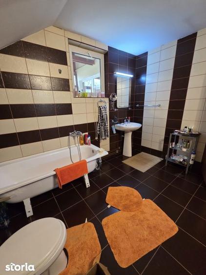 Casă cu 5 camere cu Teren 1800 Mp în Central