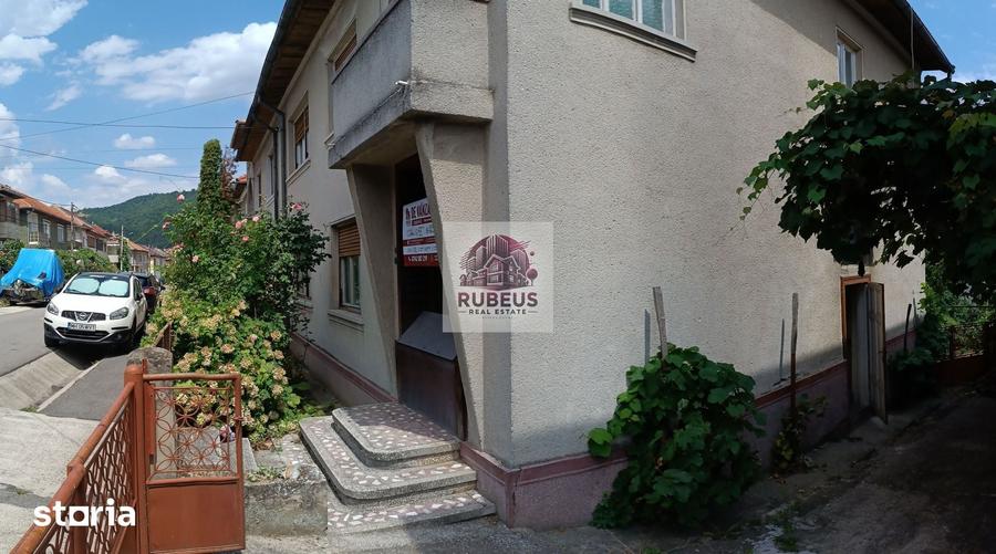 Casă cu 6 camere cu Teren 284 Mp în Central