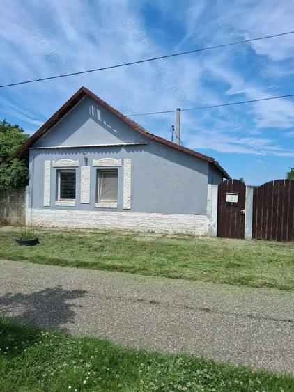Casă cu 2 camere cu Teren 1200 Mp în Central