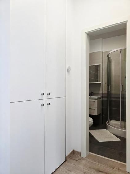 Apartament cu 3 camere semidecomandat, mobilat în Otopeni