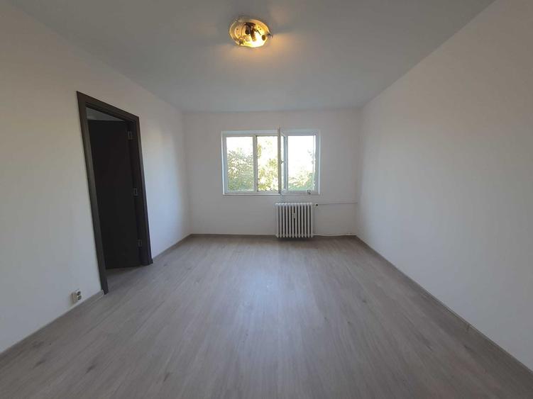 Apartament cu 3 camere semidecomandat în Tomis Nord