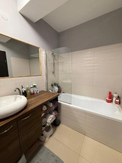 Apartament cu 3 camere semidecomandat în Florești