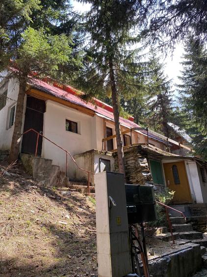 Casă cu 4 camere decomandat în Petros
