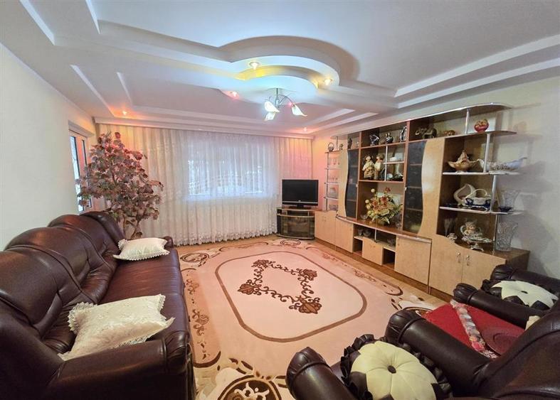 Casă individuală cu 11 camere cu Teren 5000 Mp în Central
