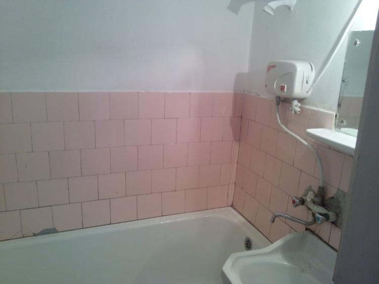 Casă cu 4 camere cu Canalizare în Central