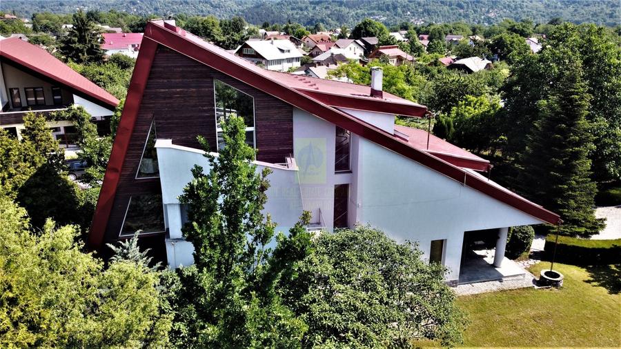 Casă individuală cu 10 camere cu Canalizare în Central