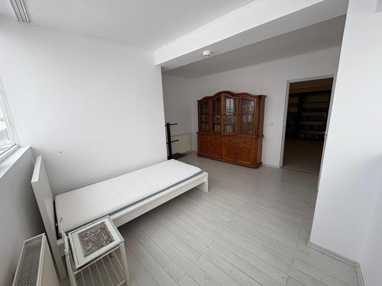 Apartament cu 3 camere semidecomandat în Cățelu