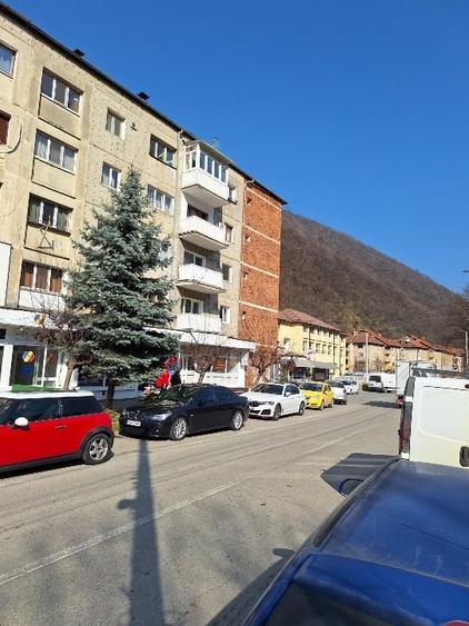 Apartament cu 4 camere decomandat, mobilat în Central