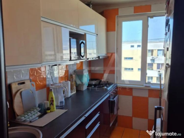 Apartament cu 3 camere semidecomandat în Colentina