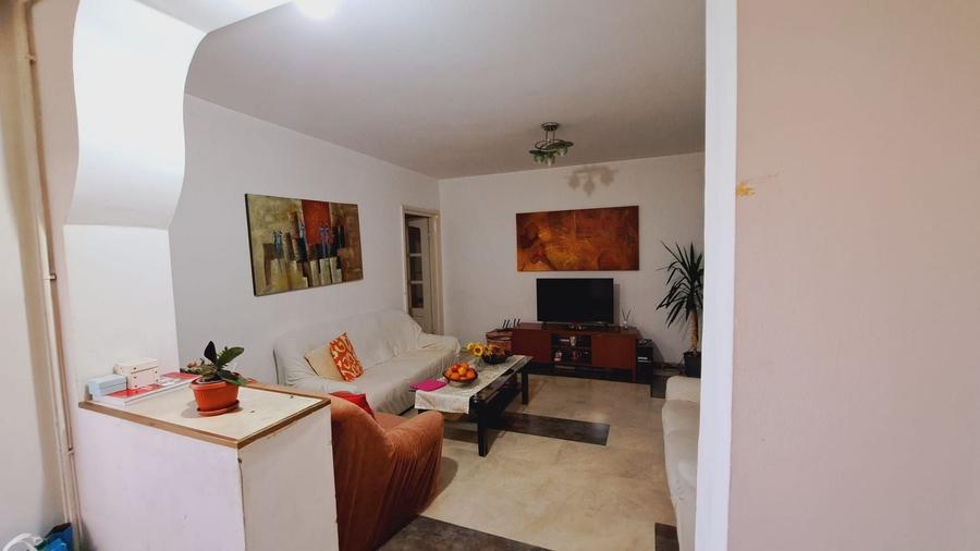 Apartament cu 3 camere semidecomandat, mobilat în 1 Mai