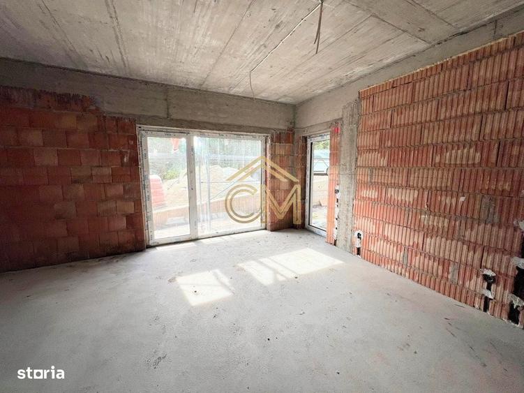 Apartament cu 5 camere decomandat în Cristian