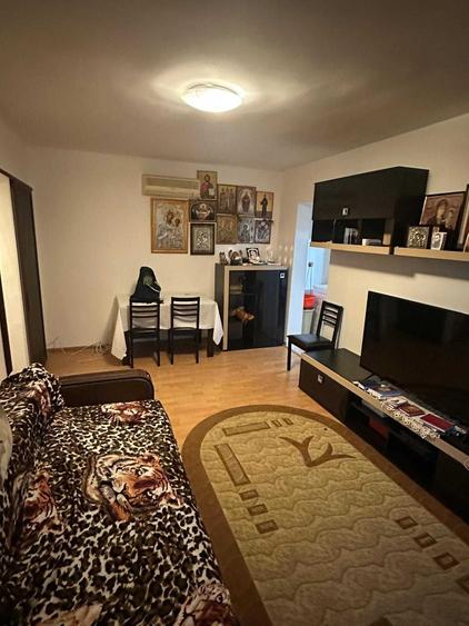 Apartament cu 3 camere semidecomandat în Micro 17