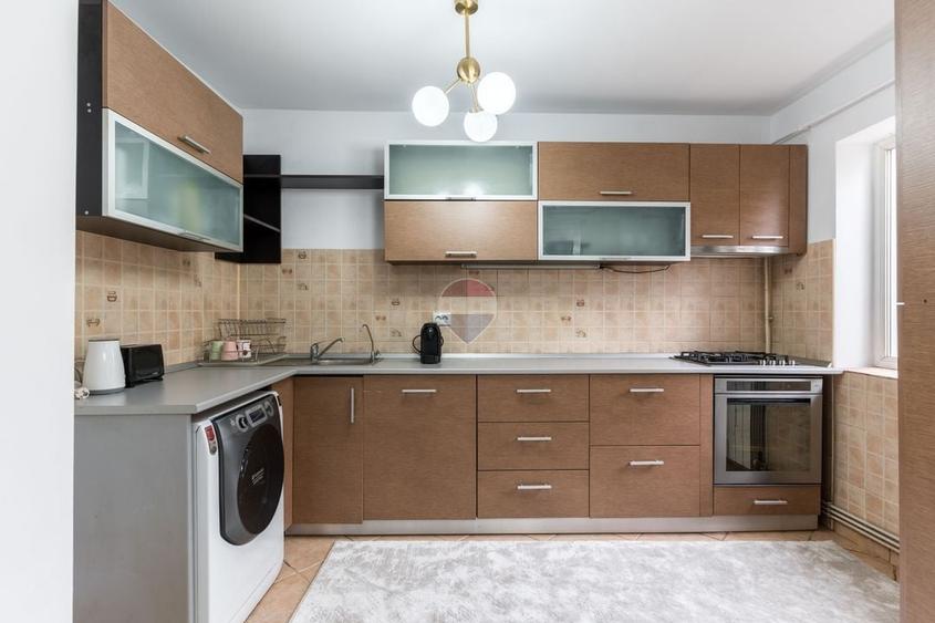 Apartament cu 3 camere decomandat, mobilat în Ultracentral