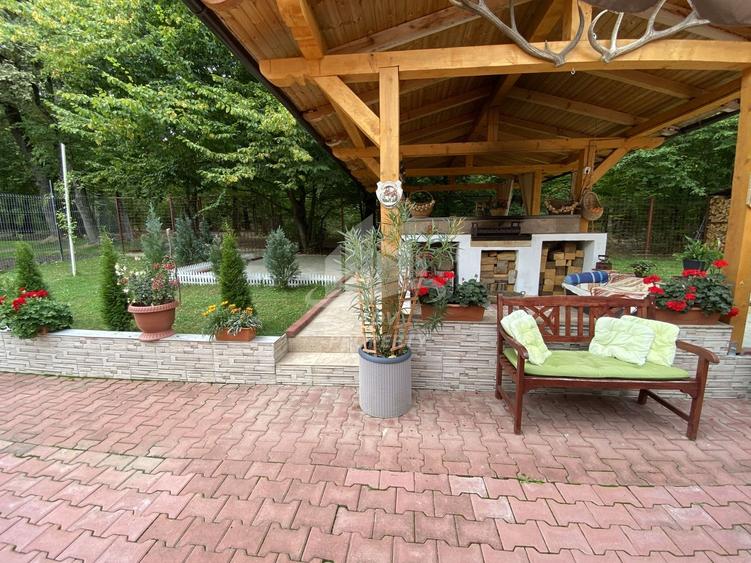 Casă individuală cu 7 camere cu Canalizare în Șelimbăr