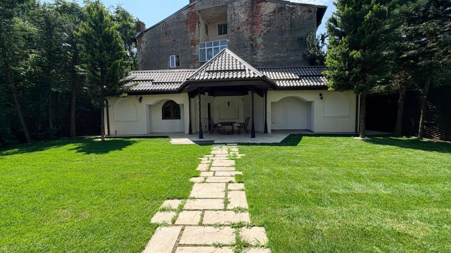 Casă individuală cu 11 camere cu Canalizare în P-ța Unirii