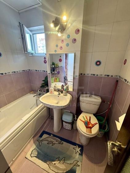 Apartament cu 3 camere semidecomandat în Craiovița Nouă
