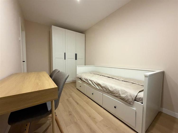 Apartament cu 3 camere decomandat, mobilat în Podu Roș
