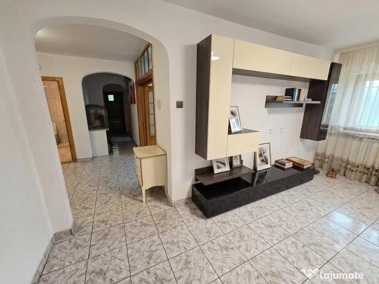 Apartament cu 3 camere decomandat în Sud