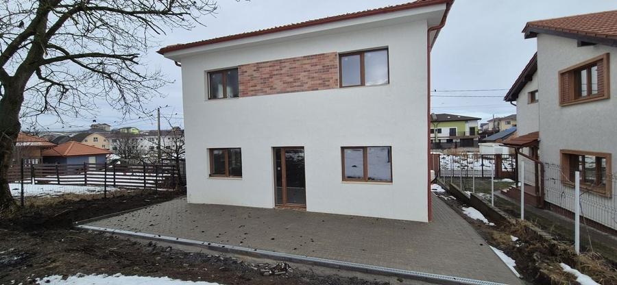 Casă individuală cu 4 camere cu Canalizare în Dezmir