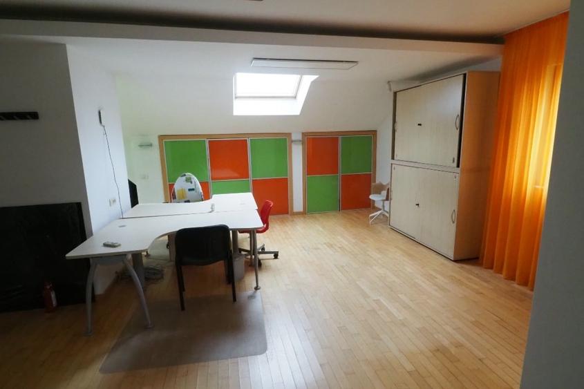 Duplex cu 6 camere cu Canalizare în Central