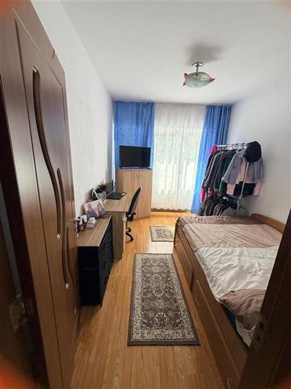 Apartament cu 3 camere decomandat, mobilat în Dacia