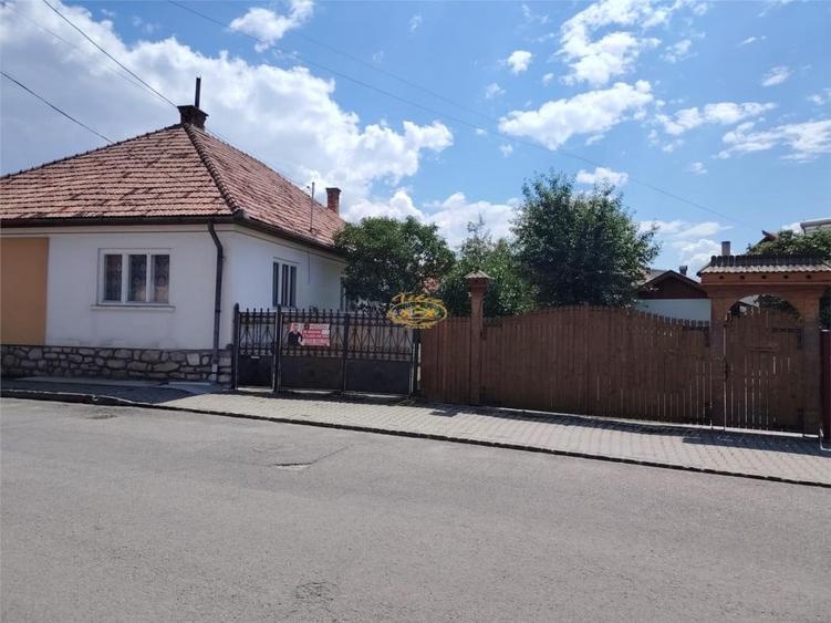 Casă cu 2 camere cu Teren 469 Mp în Central