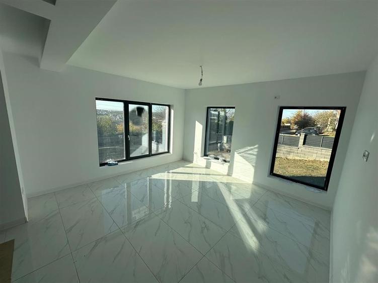 Duplex cu 4 camere cu Canalizare în Vișan