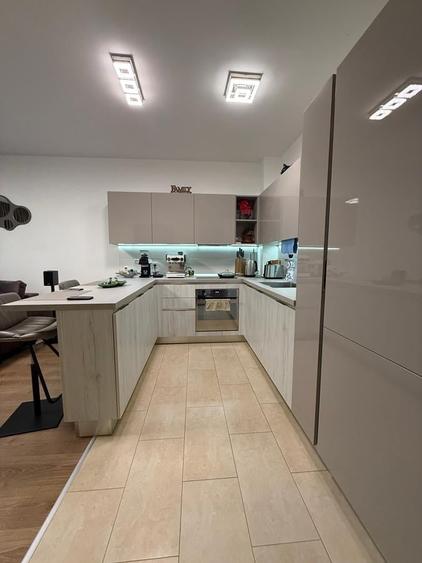 Apartament cu 3 camere decomandat în P-ța Unirii