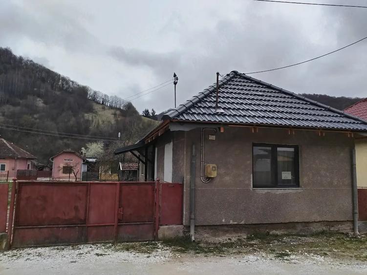 Casă cu 2 camere cu Teren 823 Mp în Rusca