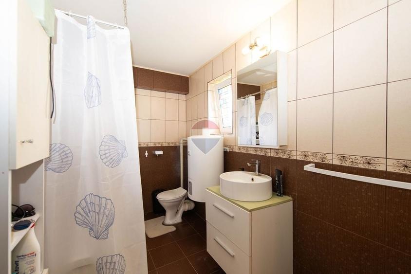 Casă individuală cu 7 camere cu Teren 383 Mp în Berceni