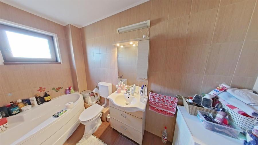 Duplex cu 12 camere cu Canalizare în Vest
