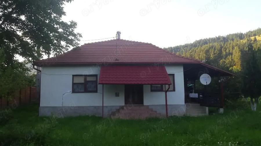 Casă cu 4 camere cu Teren 4400 Mp în Corbu