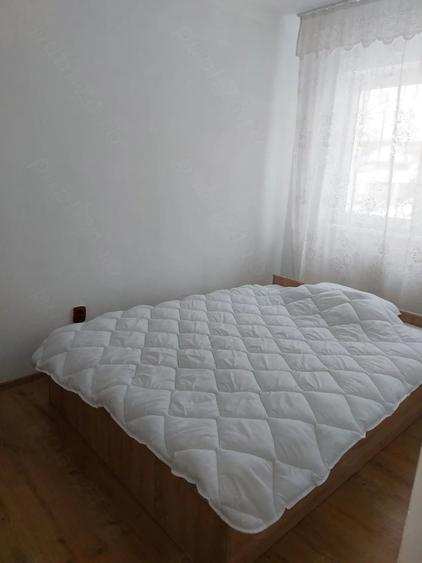 Apartament cu 3 camere semidecomandat în Petros