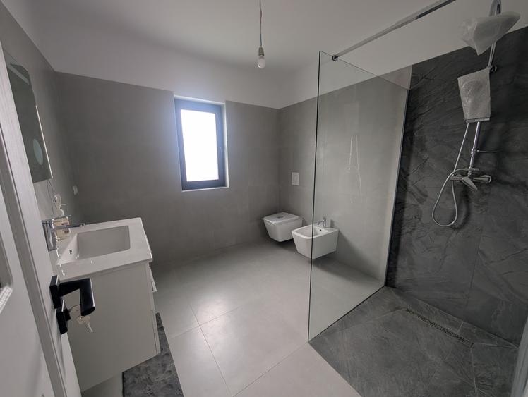 Casă individuală cu 4 camere cu Teren 350 Mp în Nord
