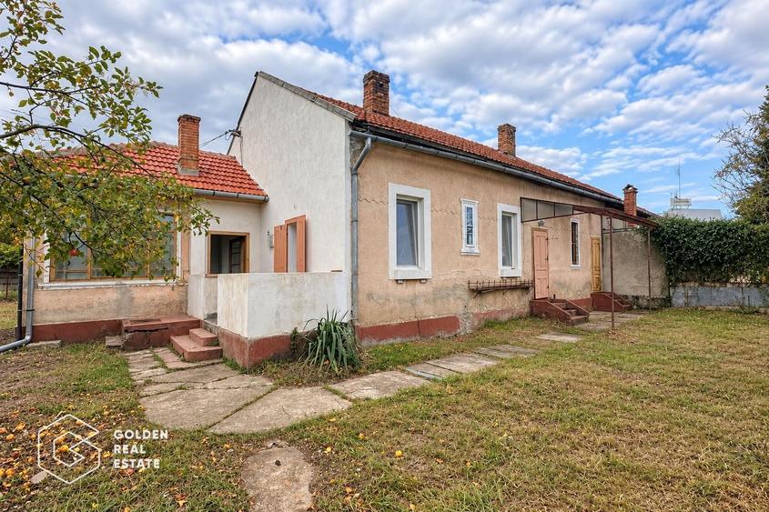 Casă individuală cu 4 camere cu Teren 1555 Mp în Central
