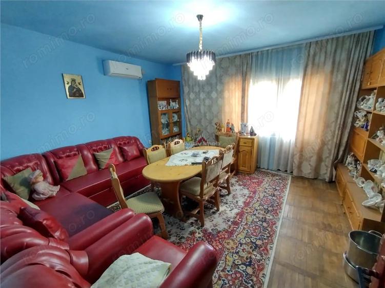 Apartament cu 3 camere decomandat în Bozovici