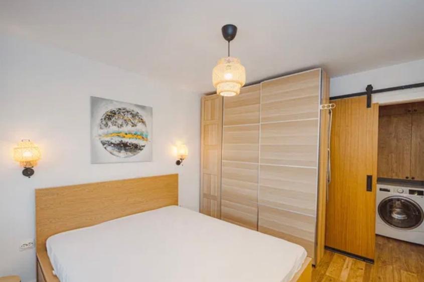 Apartament cu 3 camere semidecomandat, mobilat în Costin Georgian
