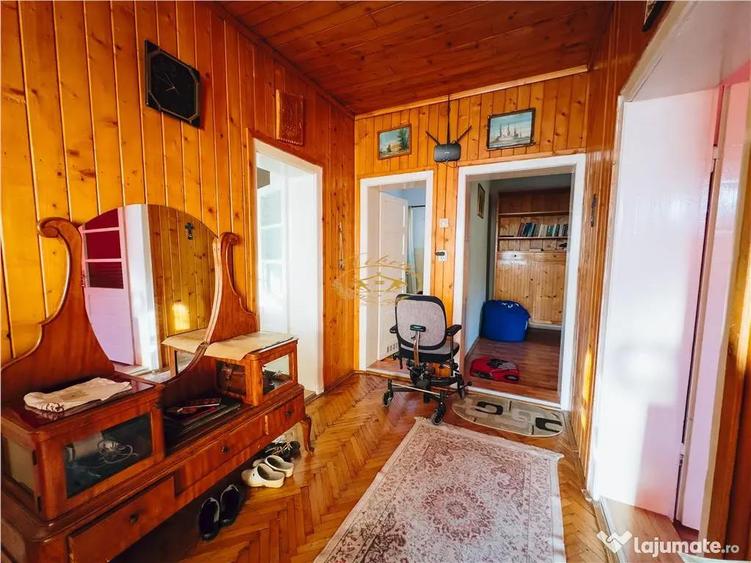 Casă cu 9 camere cu Teren 500 Mp în Praid