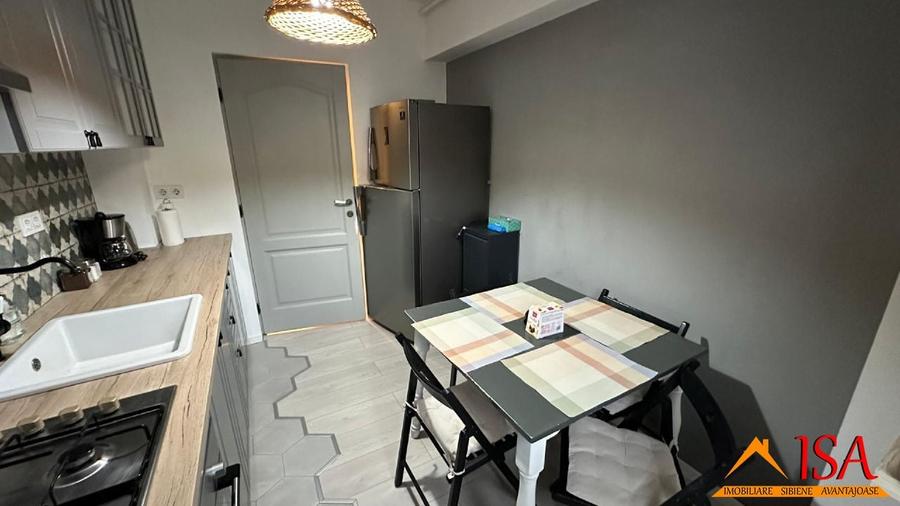Apartament cu 3 camere decomandat, mobilat în Central