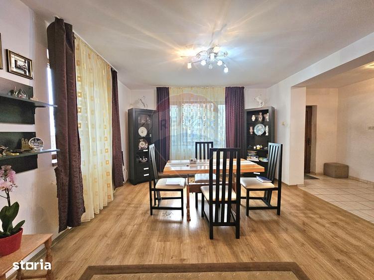 Casă cu 7 camere cu Teren 390 Mp în Lumina