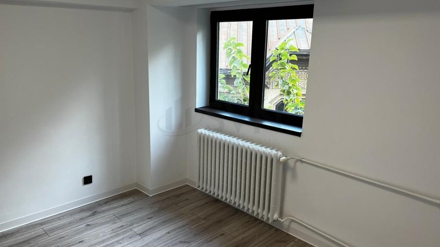 Apartament cu 4 camere nedecomandat, mobilat în P-ța Unirii