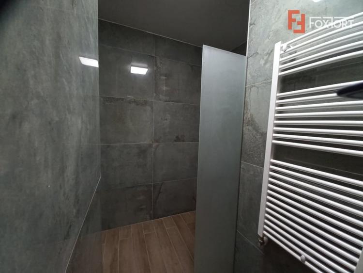 Casă individuală cu 5 camere cu Canalizare în Lipovei