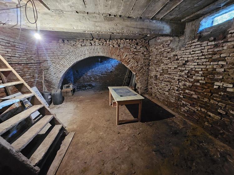 Casă cu 4 camere decomandat cu Teren 500 Mp în Central