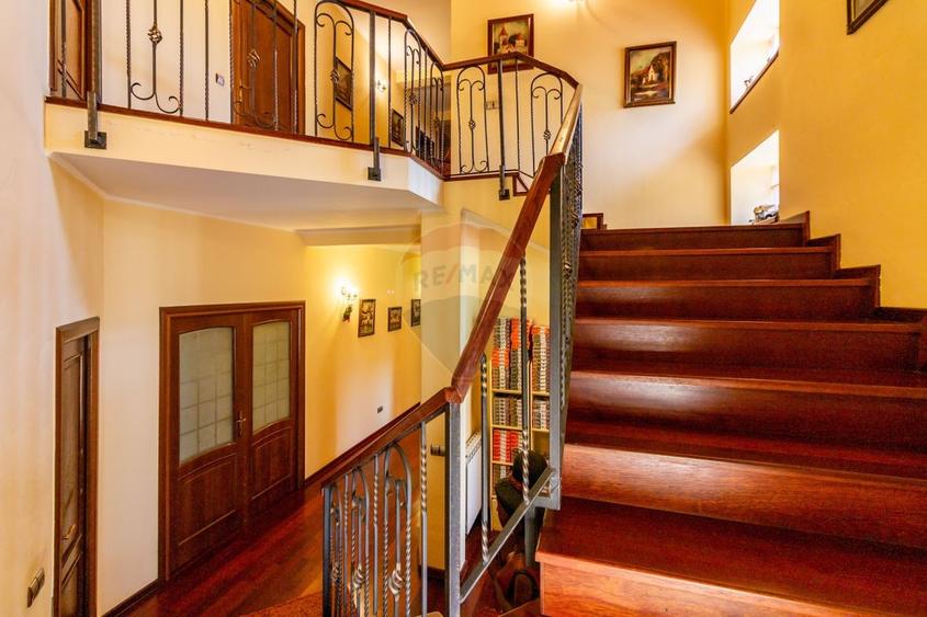 Casă individuală cu 7 camere cu Teren 3249 Mp în Central