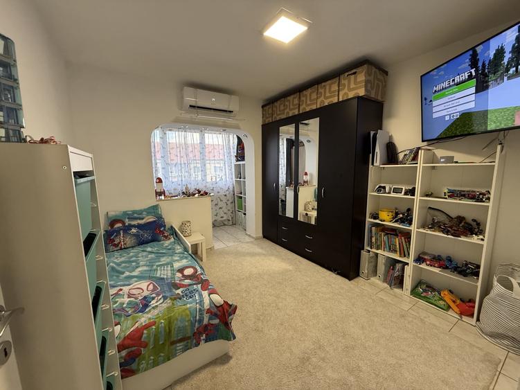 Apartament cu 3 camere decomandat, mobilat în Lipovei