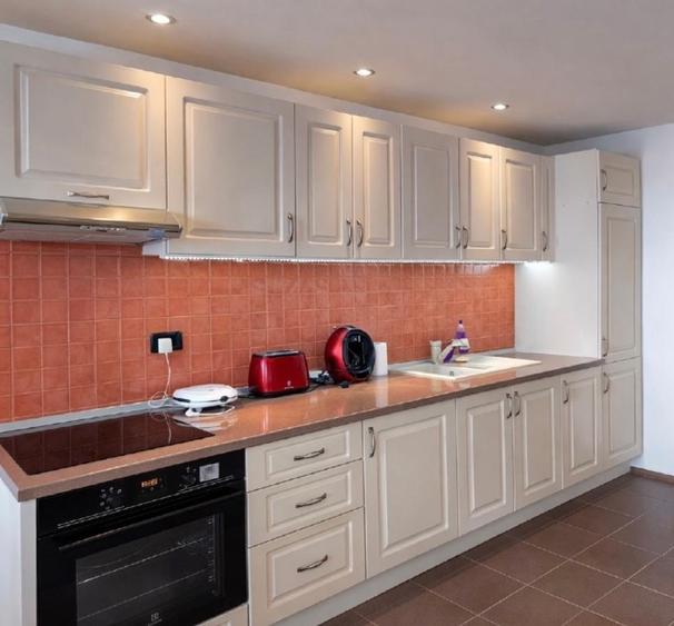 Apartament cu 3 camere decomandat, mobilat în Faleza Nord