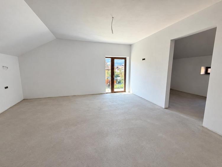 Casă individuală cu 5 camere cu Teren 348 Mp în Periferie