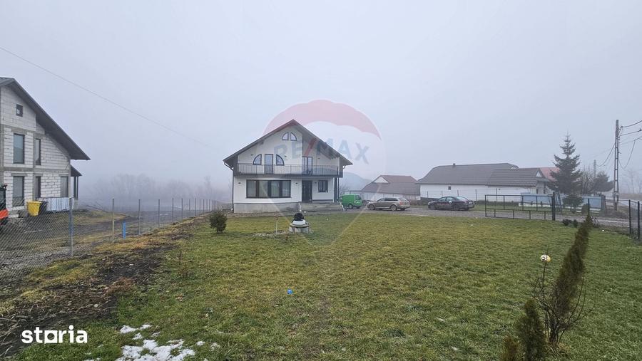Casă cu 5 camere cu Teren 2500 Mp în Moara